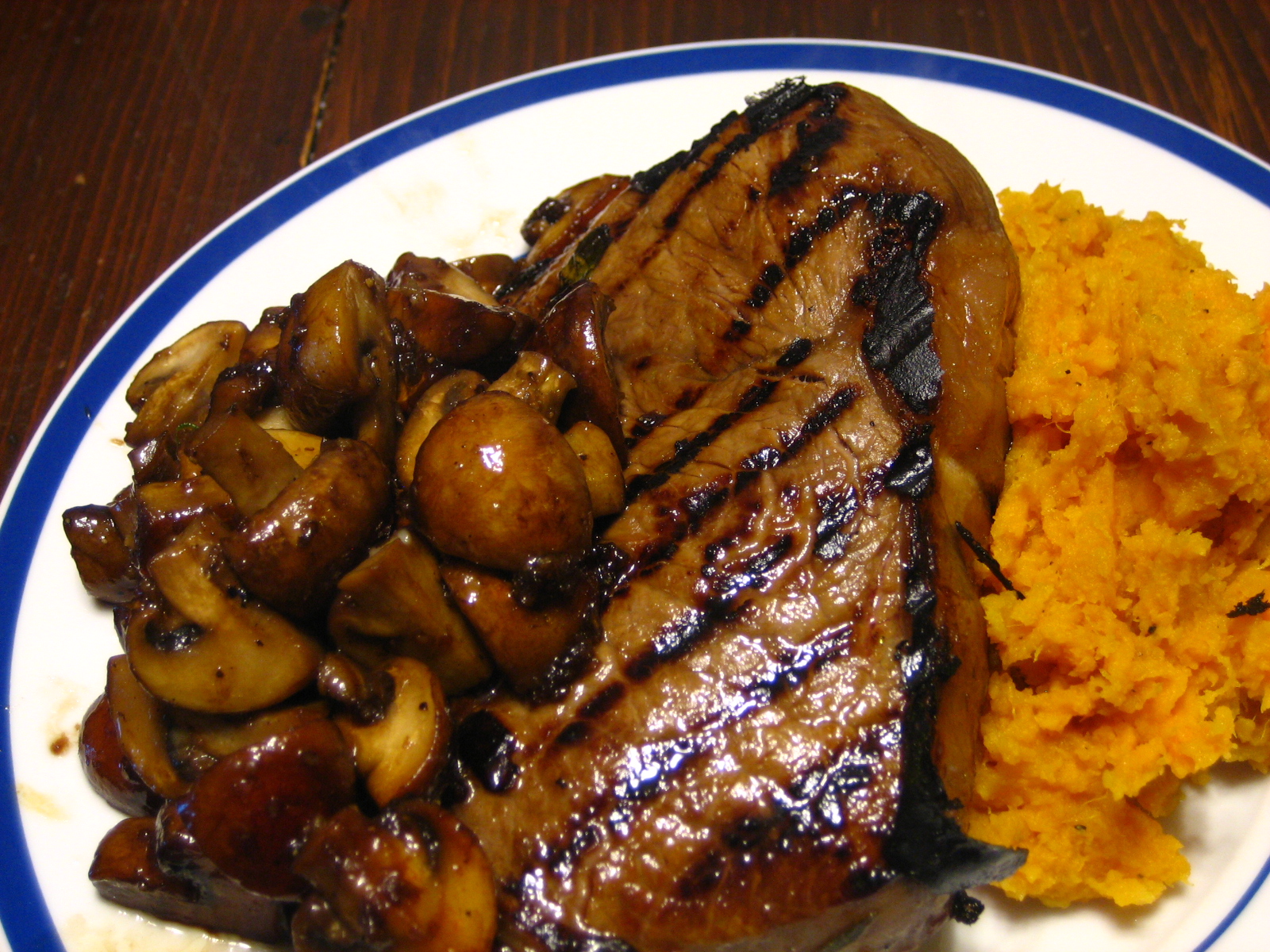 [marinated+steak+with+balsmic+mushrooms+&+mashed+sw+potato.JPG]