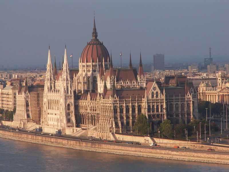 [800px-Parlament_Budapest3.jpg]
