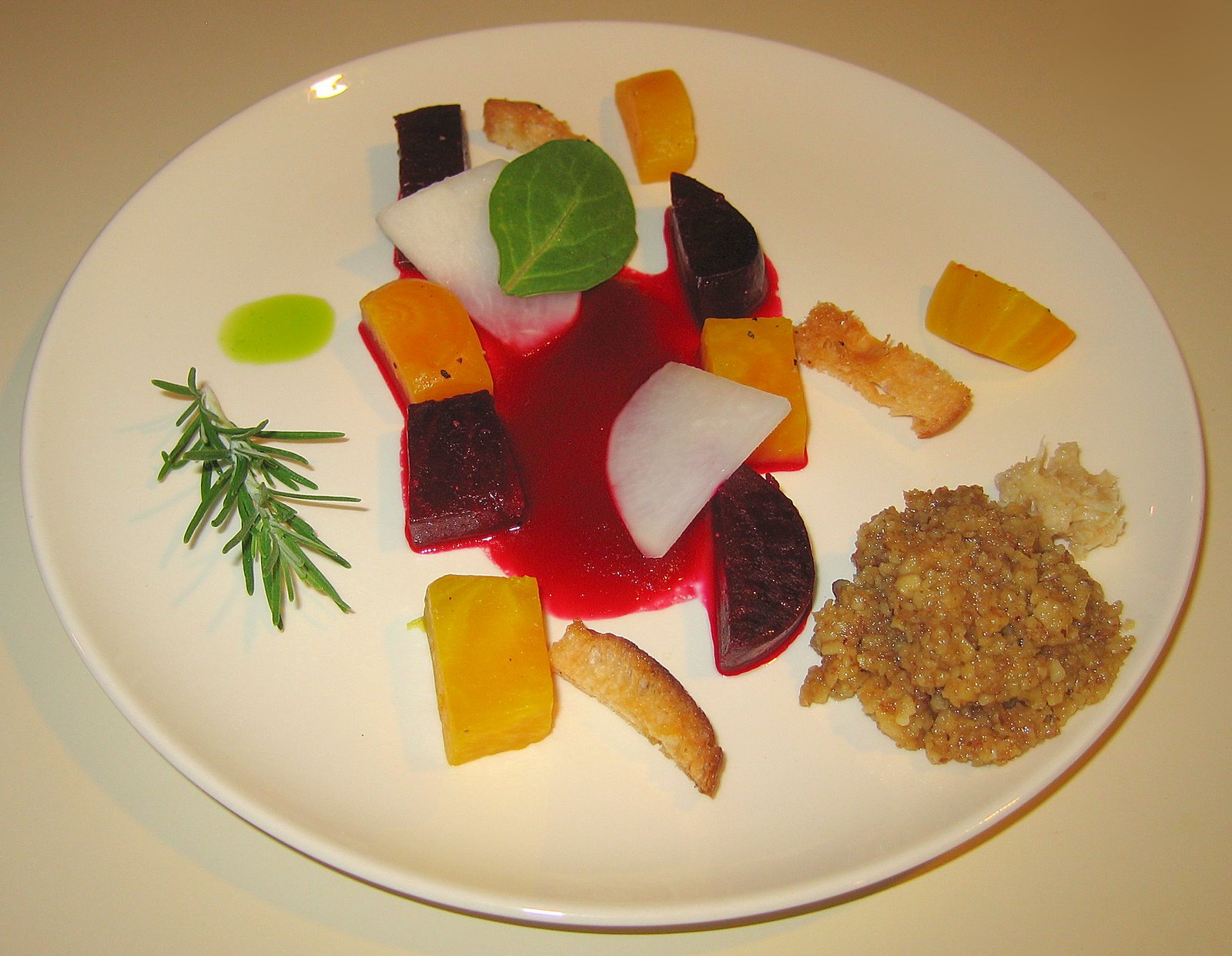 [20070817+Beet+Salad+w+RedBeet+Redctn,Walnut+Chutney,Arugula,Horseradish+(Daniel+Boulud+recipe).jpg]