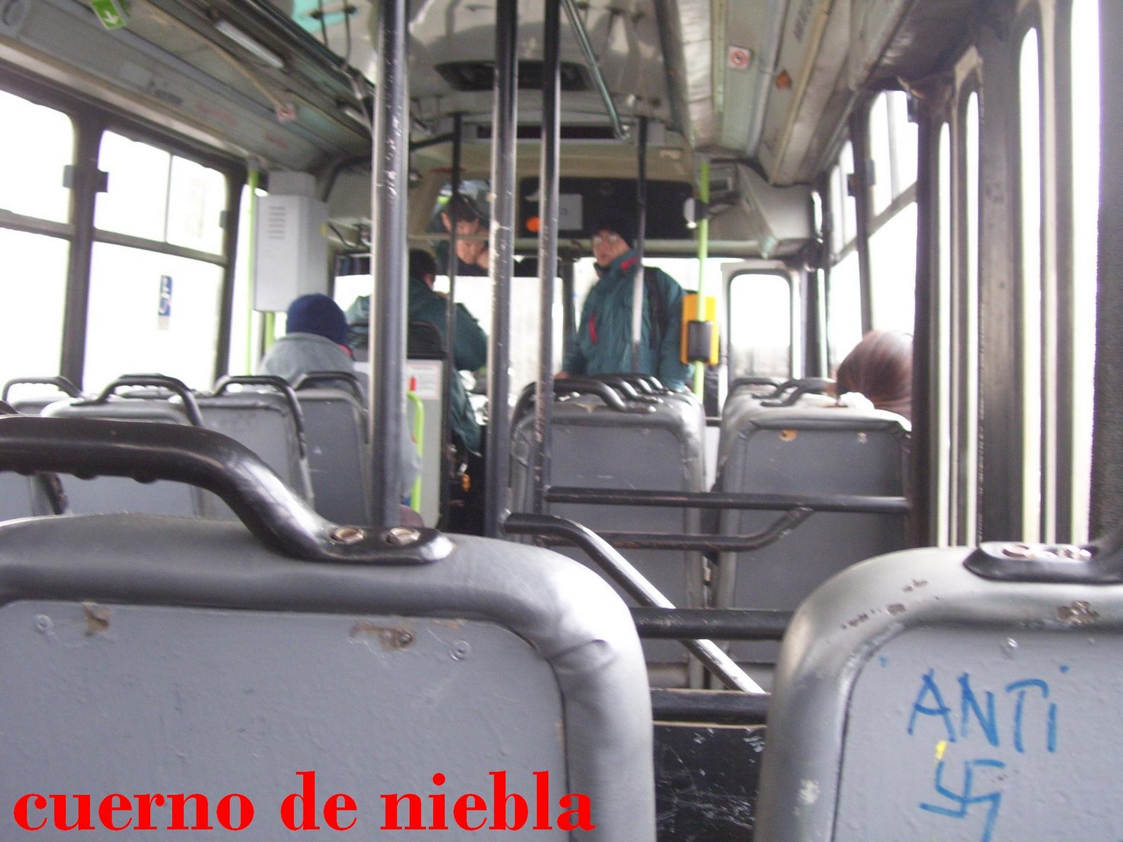 [0086+-+tito,+interior+de+microbus.jpg]