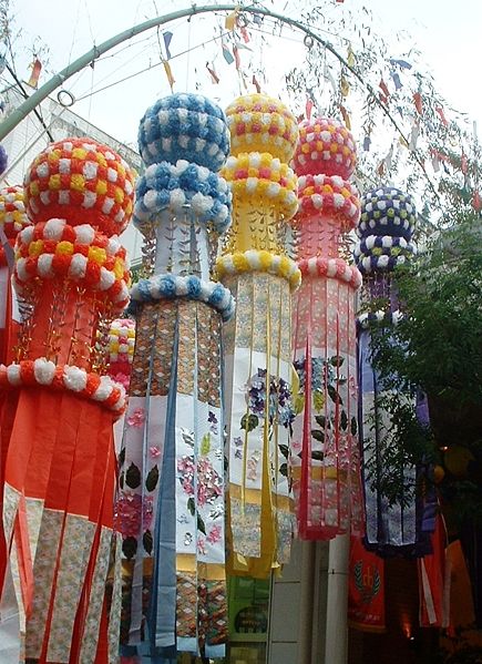 [435px-Sendai_Tanabata_2005.jpg]