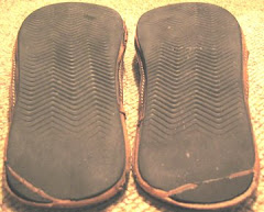 O desgaste irregular da sola de um par de sandálias, assim como os pneus de um carro desalinhado