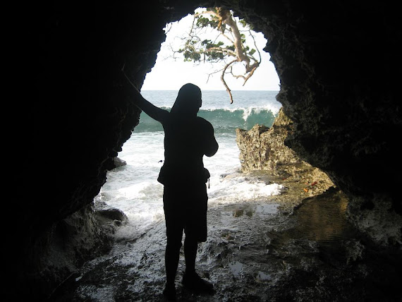 Cueva dentro del acantilado, Costa Rica