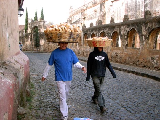 [Bread+sellers+with+baskets+on+heads.JPG]