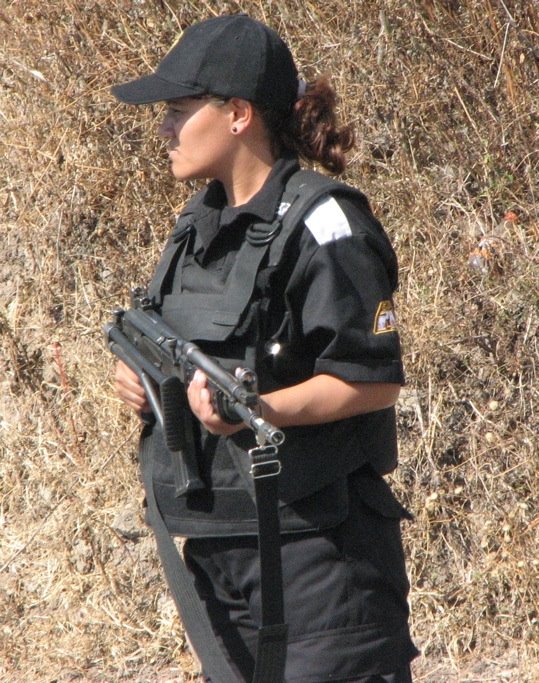 [Female+cop+in+black+with+assault+rifle.JPG]