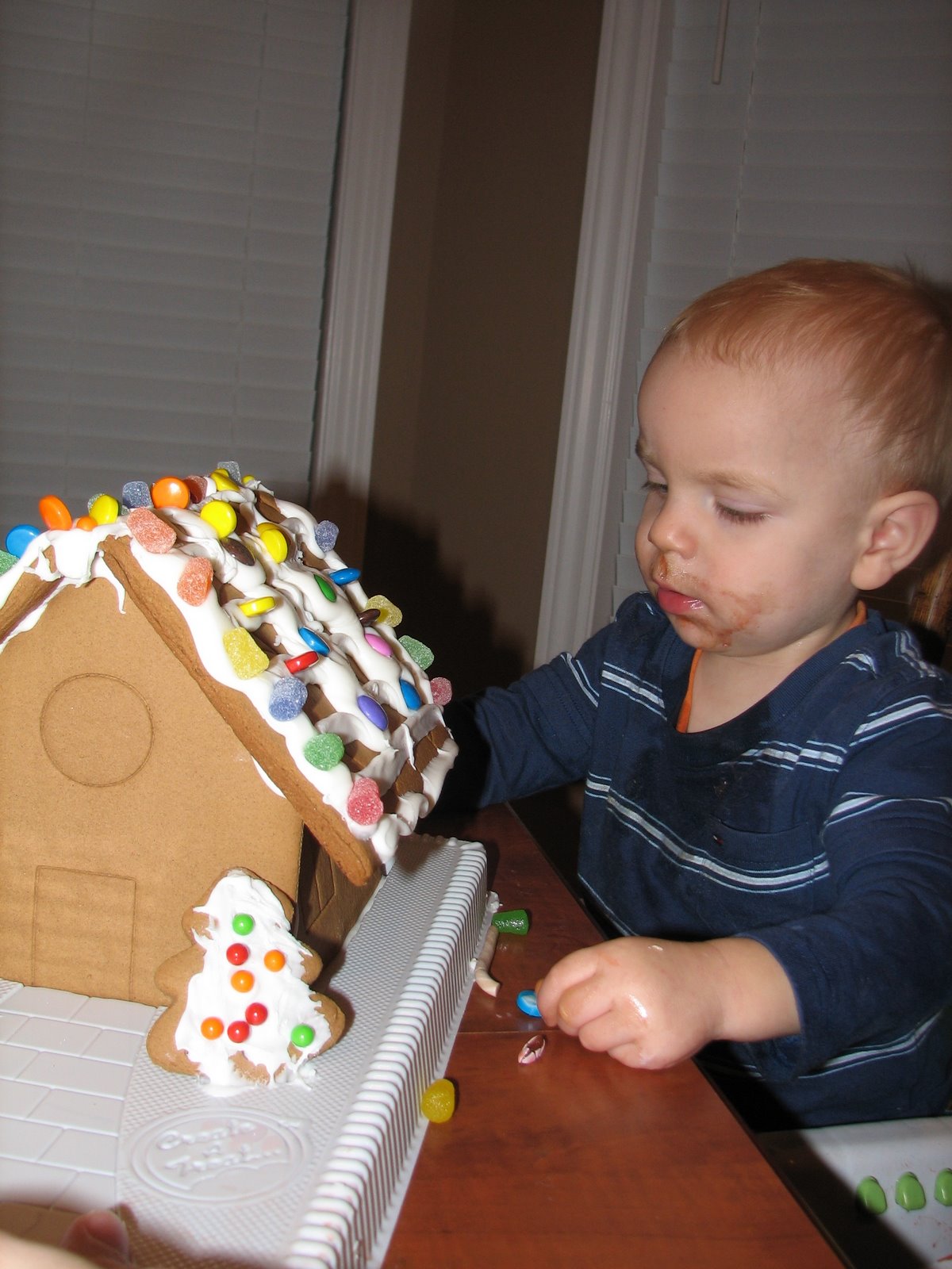 [Simon+Gingerbread+house+(2).jpg]