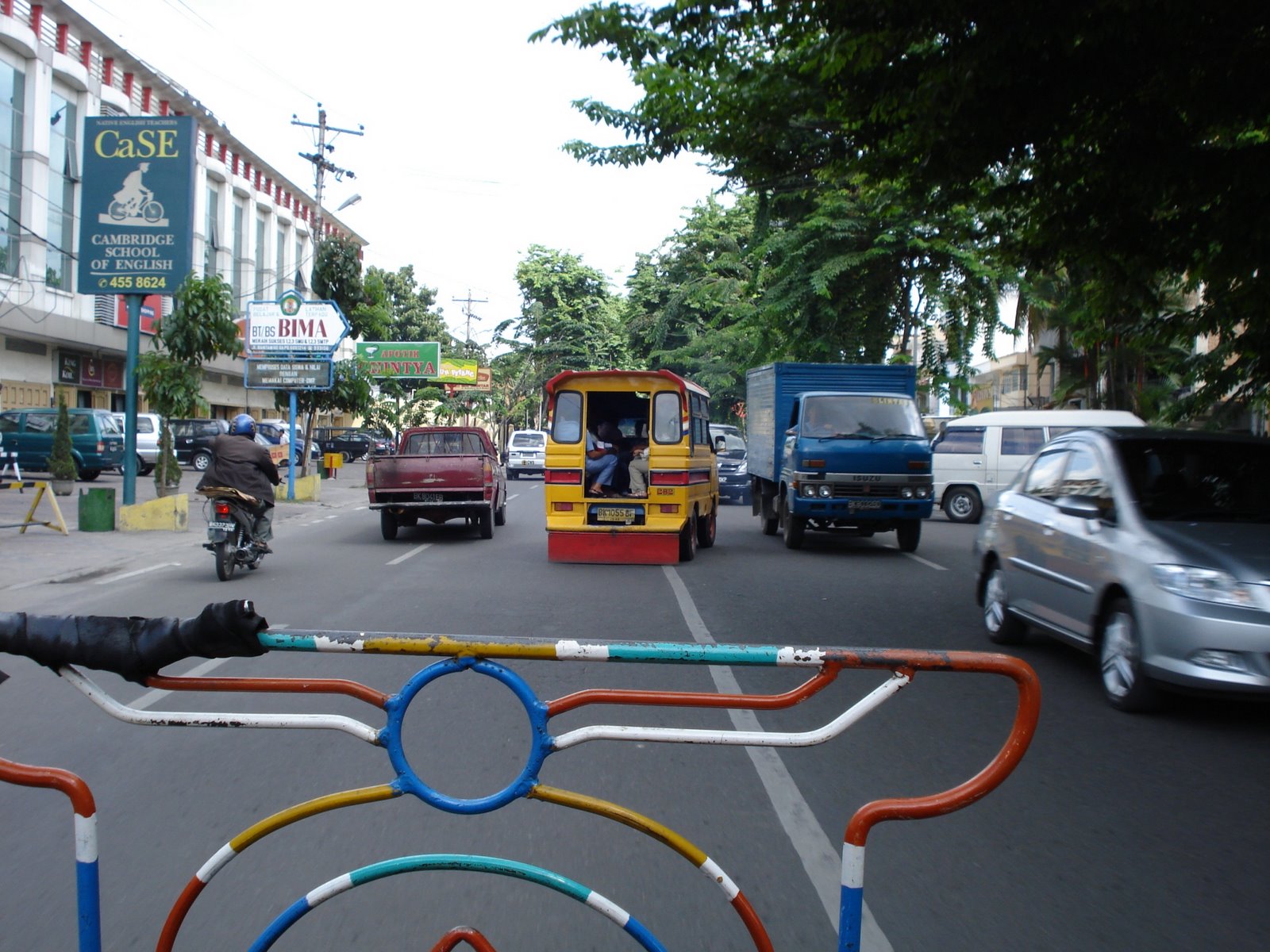 [the+usual+view+from+a+'becak'.JPG]