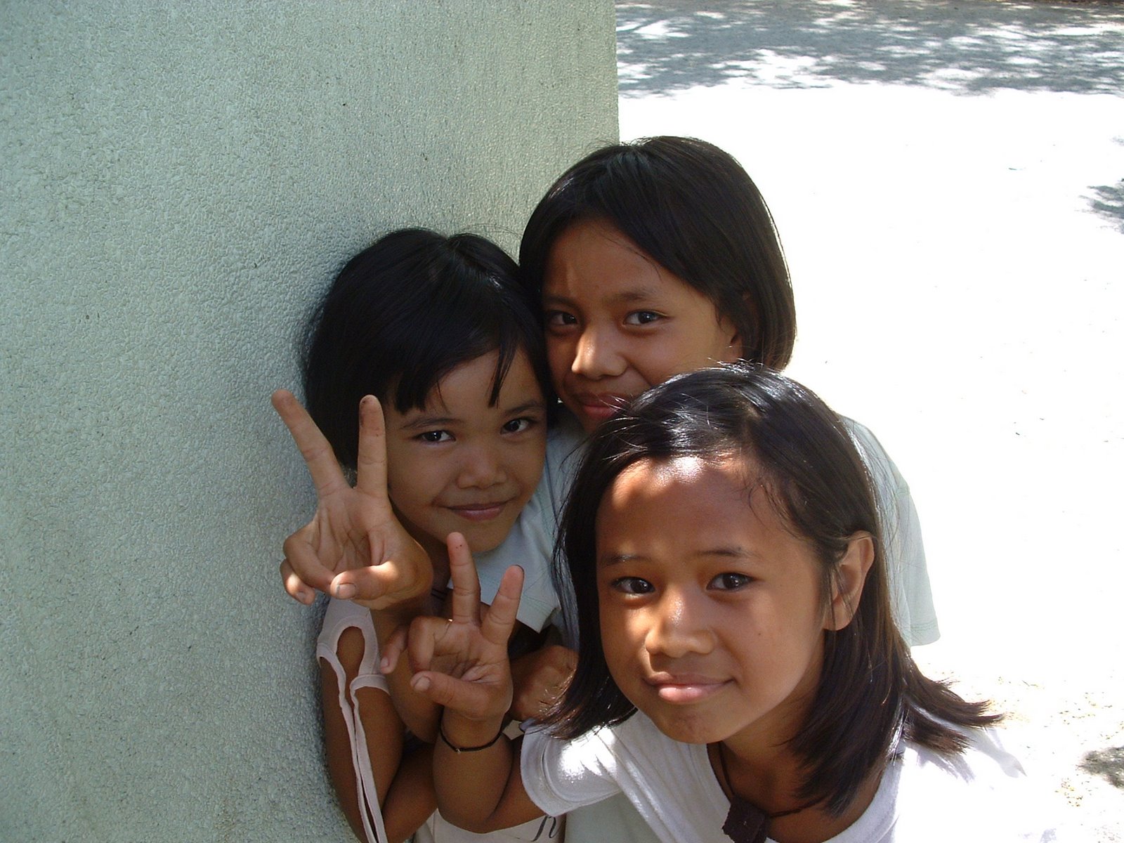 [kids+at+gate+Brookside+Manila.jpg]