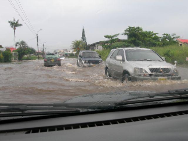 [Wateroverlast+Paramaribo+mei+2007xx.jpg]