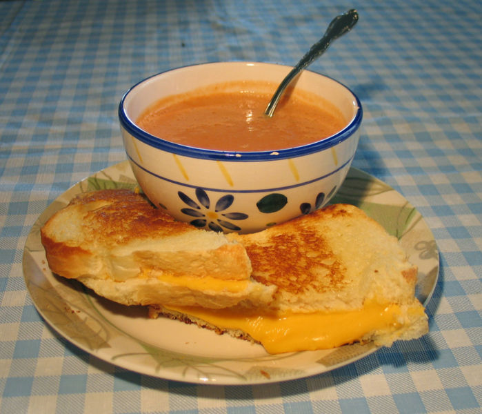 [699px-Grilled_cheese_with_soup.jpg]