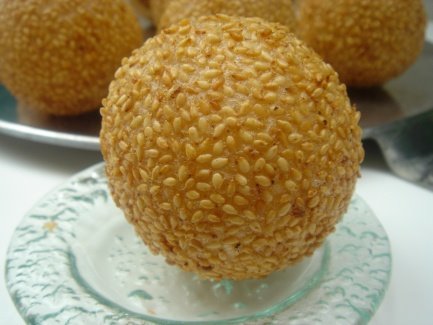 [sesame+glutinous+rice+ball+with+sweet+peanut+filling+2.jpg]