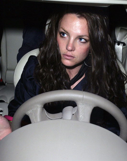 [Britney_In_car6_471f2bb014492.jpg]