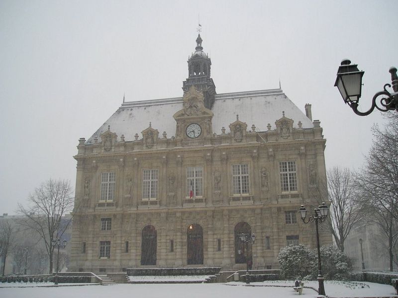 [800px-Ivry-sur-Seine_town_hall_under_snow_2005-02-23.jpeg]