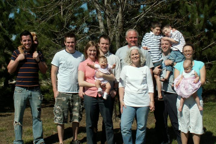 [Family+Pic+April+15,+2007+-+edited.JPG]