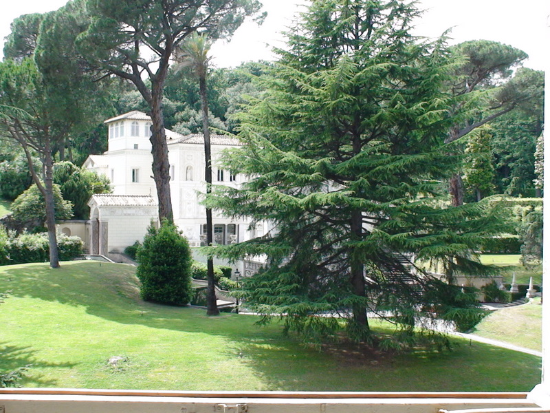 [10View+inside+the+courtyard+of+the+vatican.JPG]