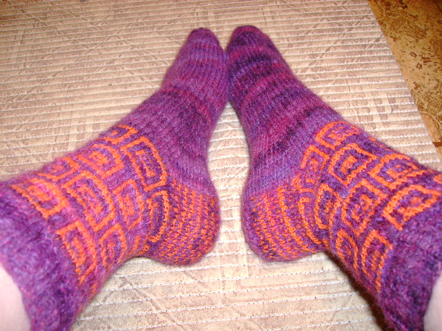 [Binsenkoerbchen+socks+with+handspun+from+Ingrid.JPG]
