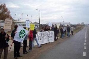 [Protesta_de_Ecologistas_en_Accion_pidiendo_el_cierre_del_zoo_24_noviembre_2004_red.jpg]