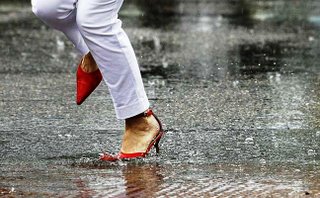 [mujer+corriendo+bajo+la+lluvia.jpg]