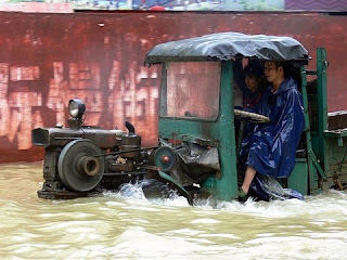 Yangshuo tracteur pendant inondations