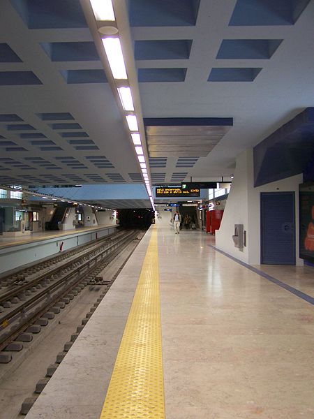 [450px-Metro_Lisboa_Lisbon_station_Santa_Apolonia_linha_azul.jpg]