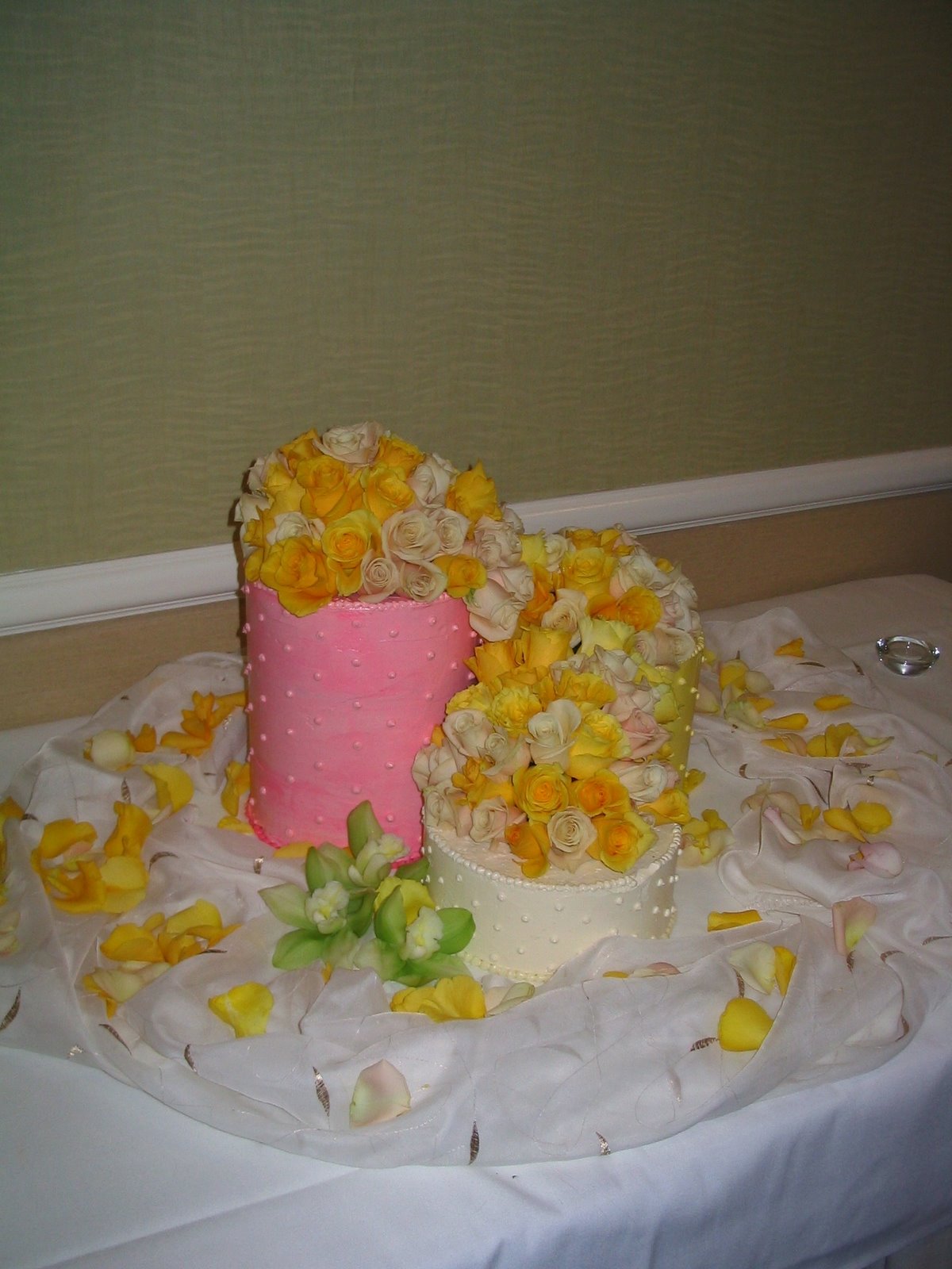 [Roses+Wedding+Cake.JPG]