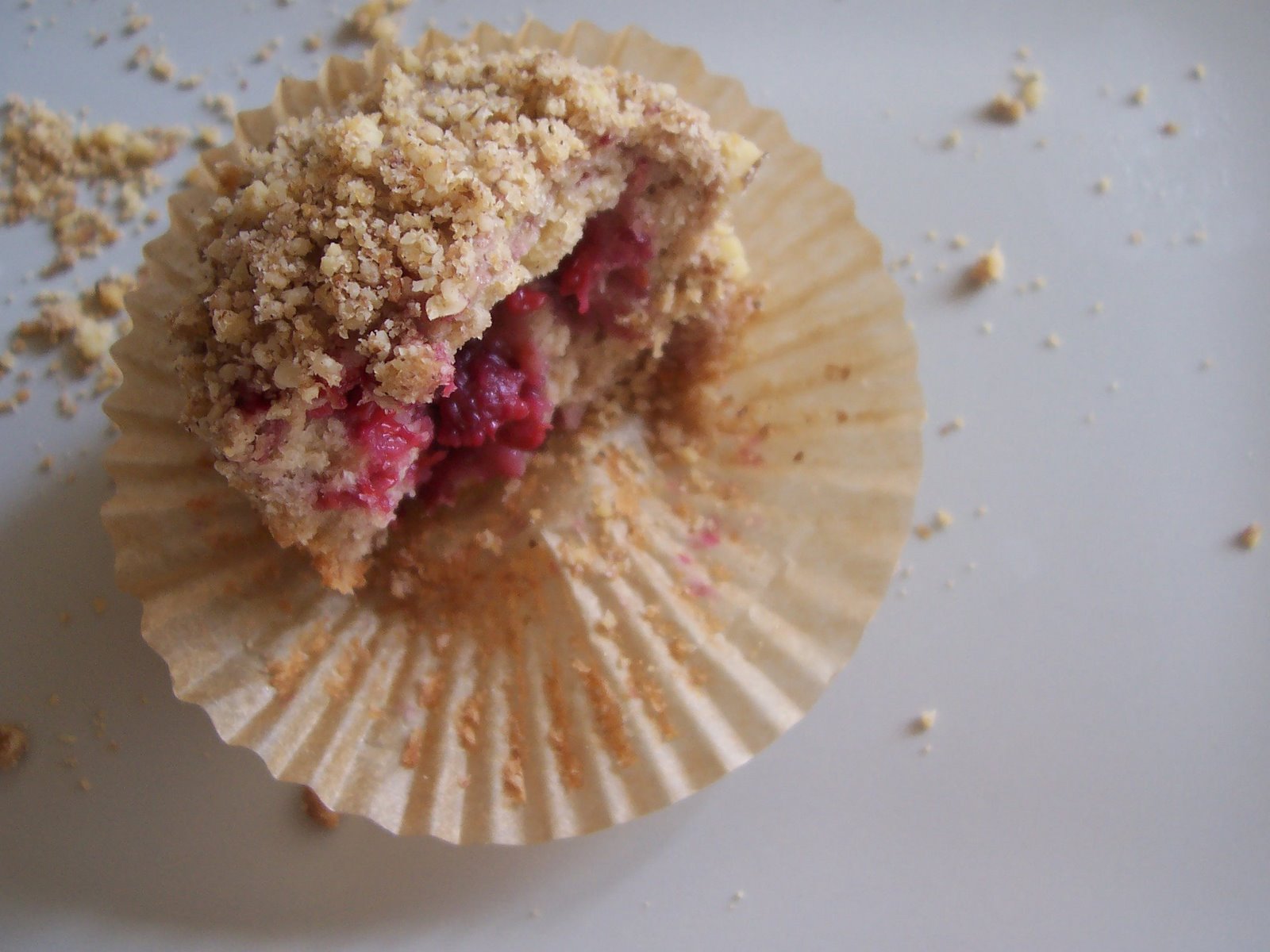 [raspberry+crumble+muffin.jpg]