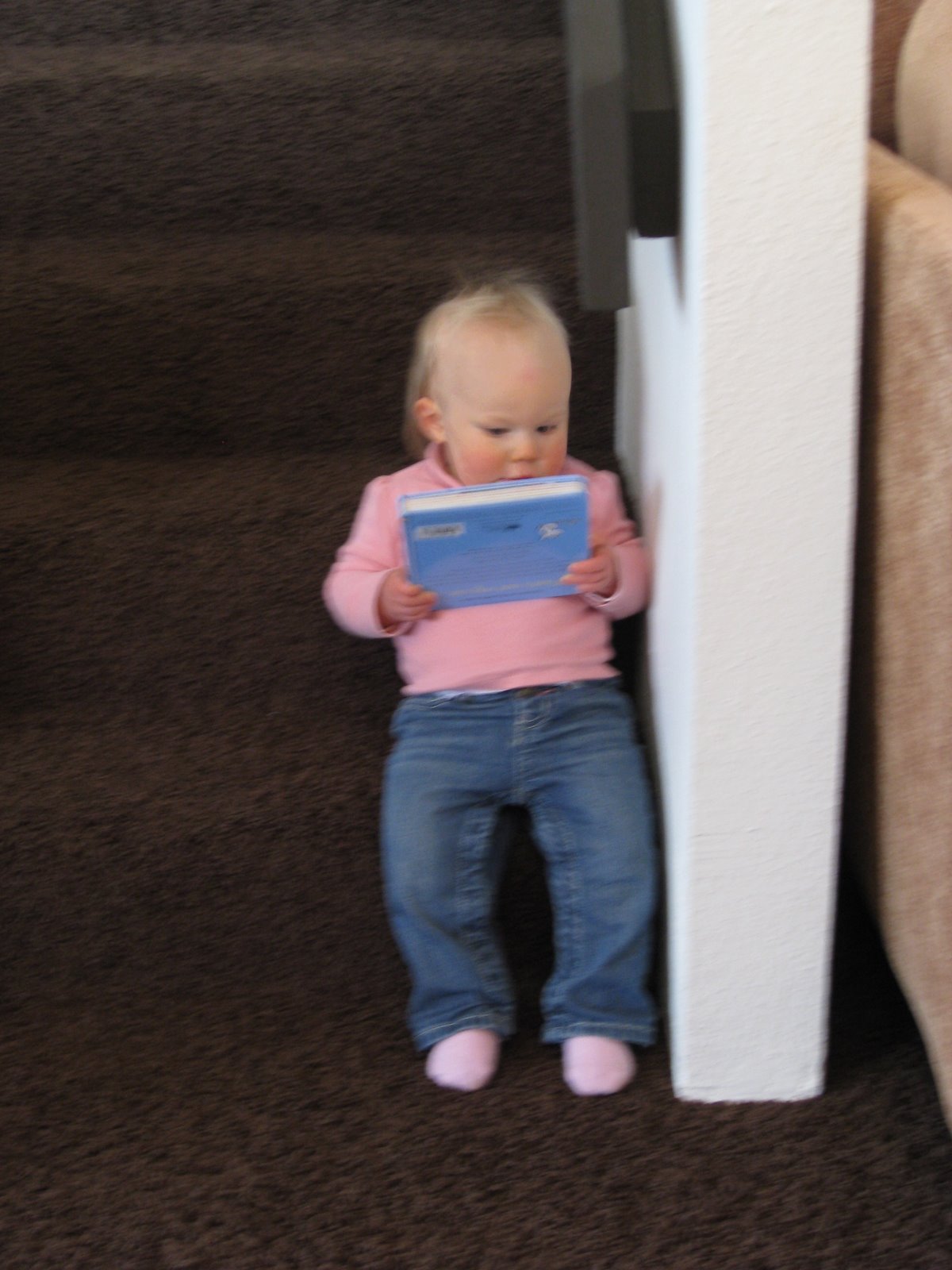 [IMG_0426+reading+on+the+stair.JPG]
