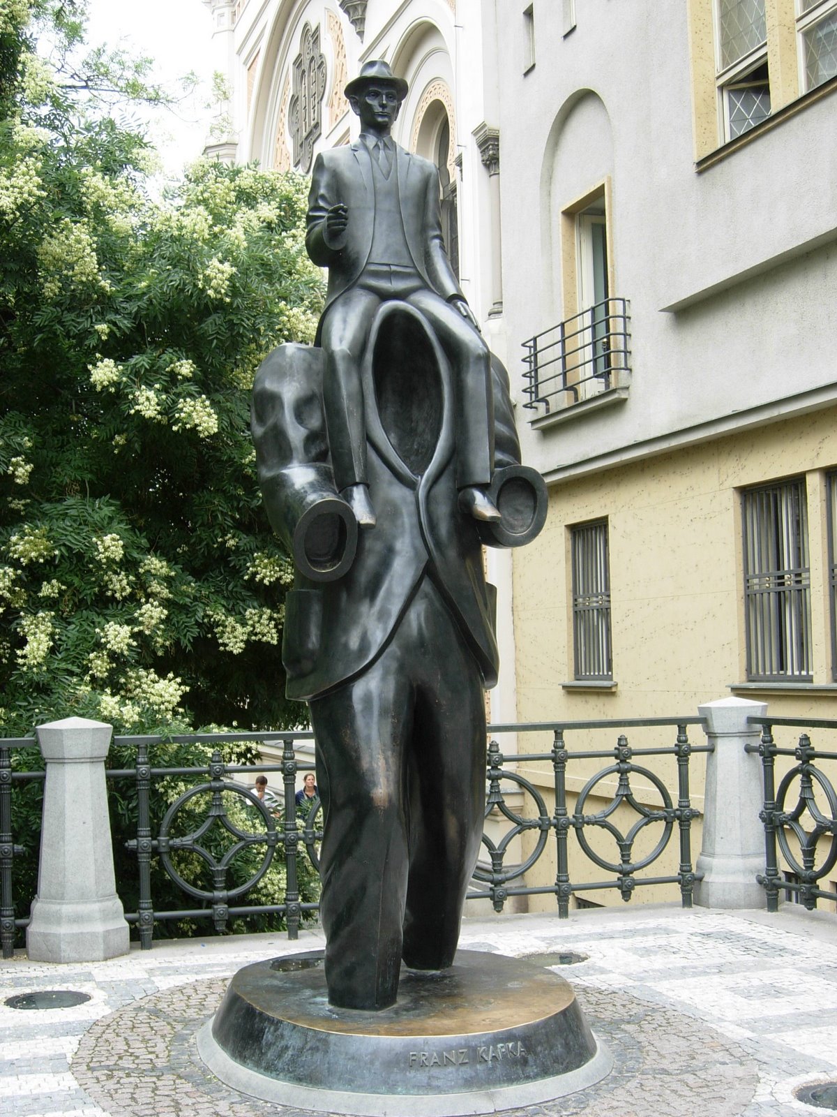 [Estatua+Franz+Kafka.JPG]