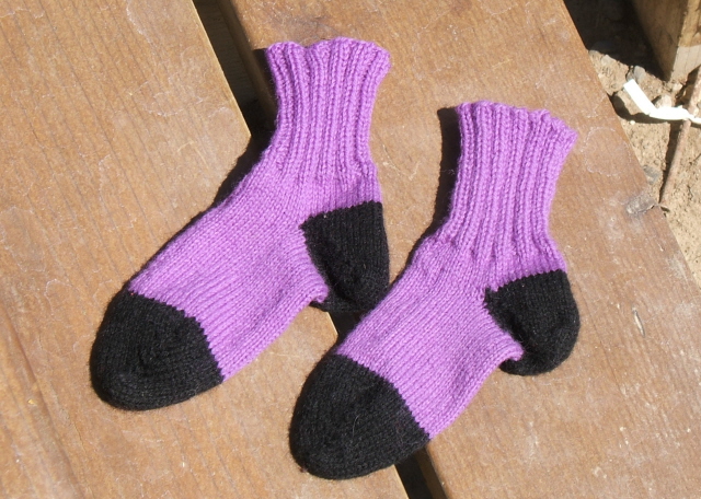 [purple+socks.jpg]