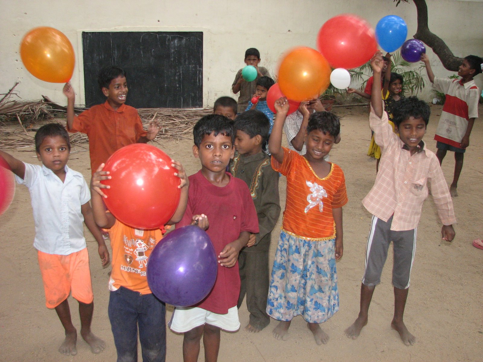 [kids+at+seams+++playing+with+balloons.jpg]