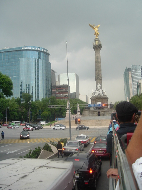 [07-07-26+(82)+monumento+a+la+Independencia.JPG]