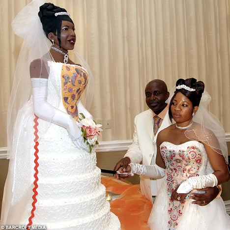 [bride+cake.jpg]