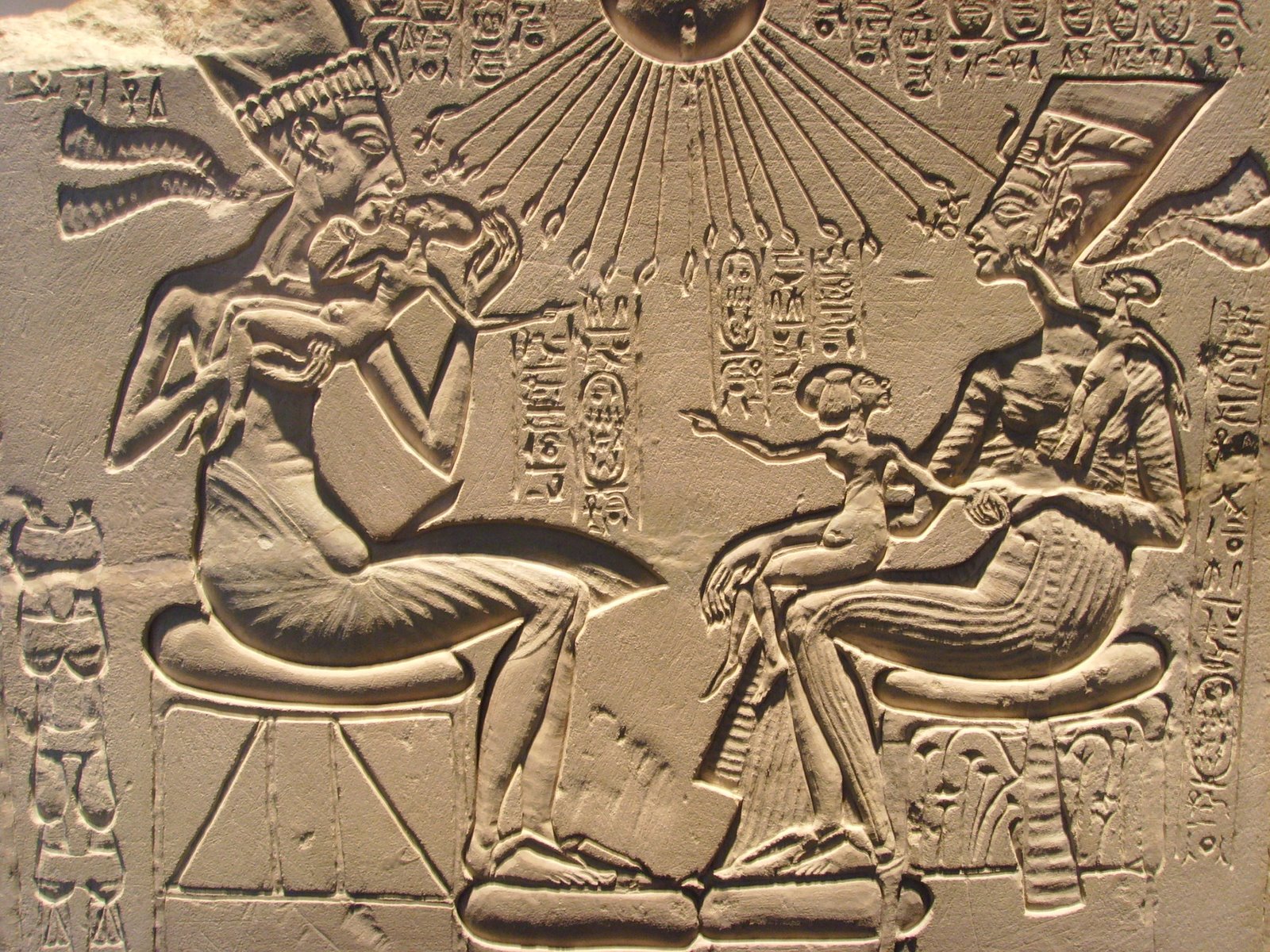[Akhenaten%2C_Nefertiti_and_their_children.jpg]