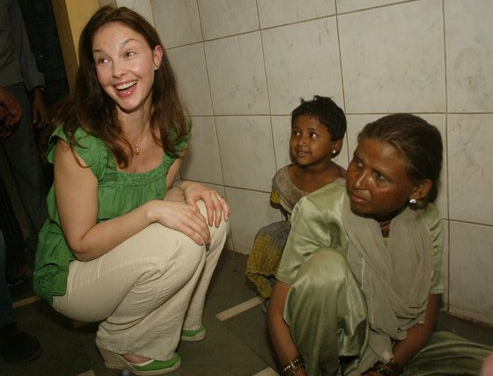 [Ashley+Judd+in+India.png]