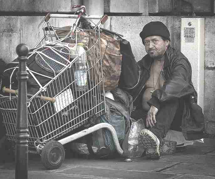 [poverty_homeless_french_man_shopping_trolley.jpg]