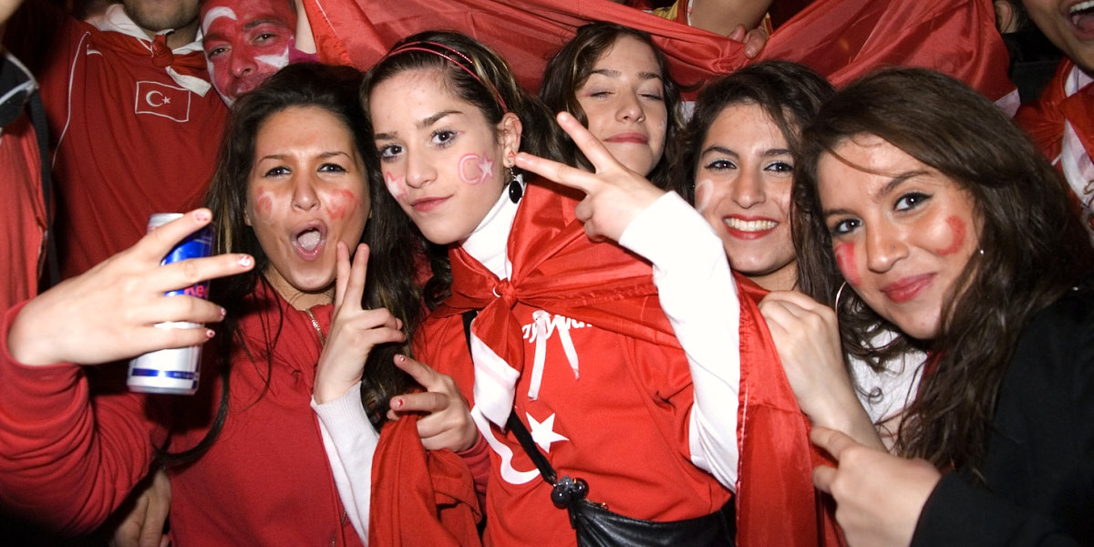 [euro_turkish_football_girls.jpg]