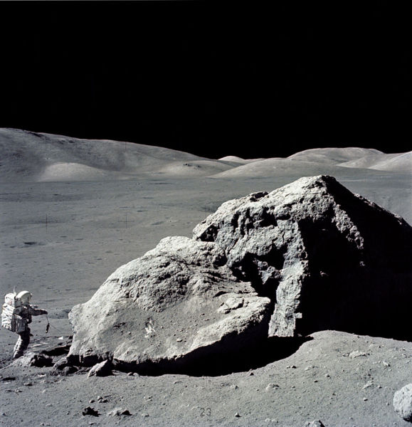 [579px-Moon-apollo17-schmitt_boulder.jpg]
