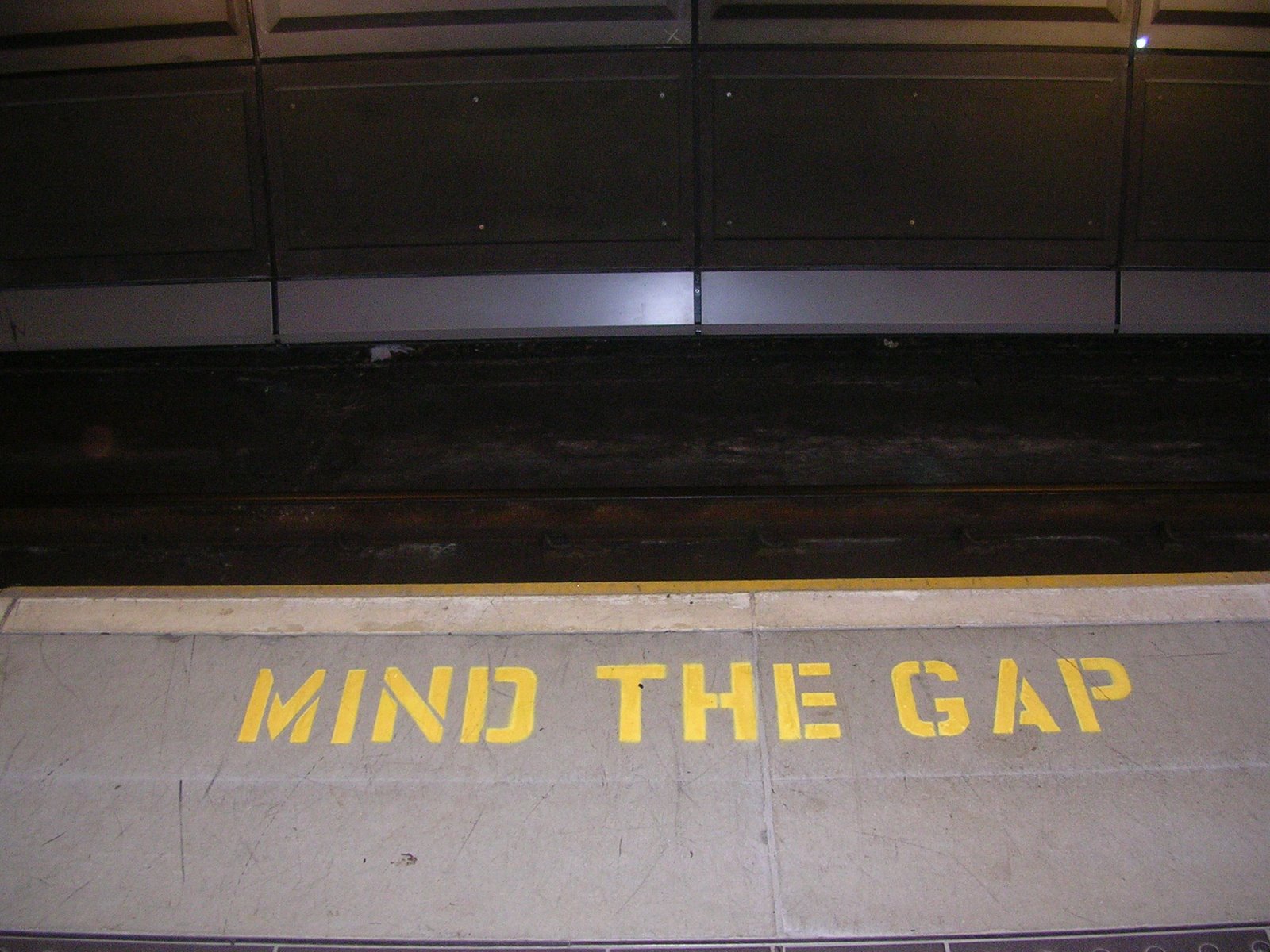 [mind-the-gap-london-tube-742115.JPG]