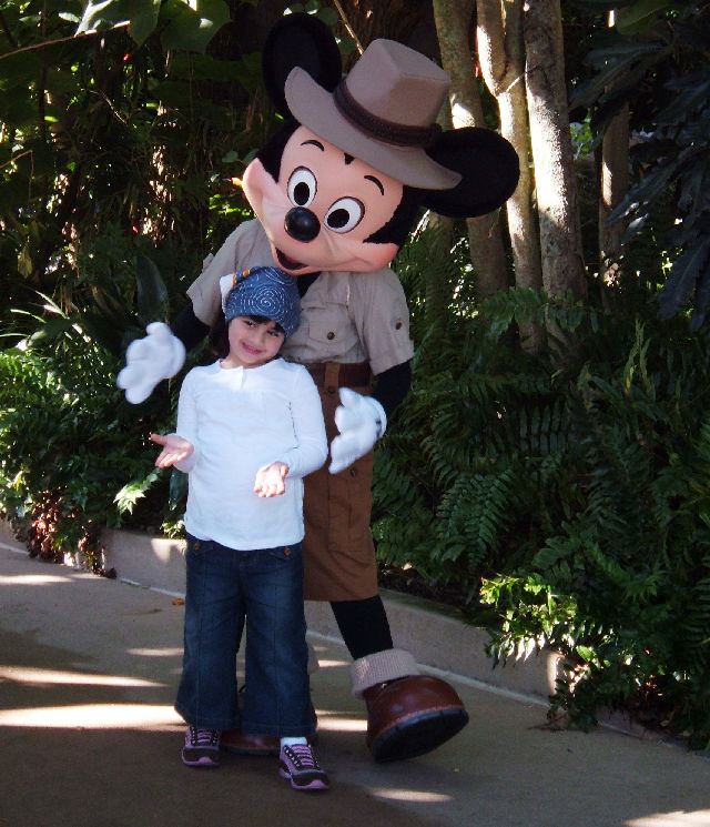 [2007+11+09+3+Mickey+with+child.jpg]