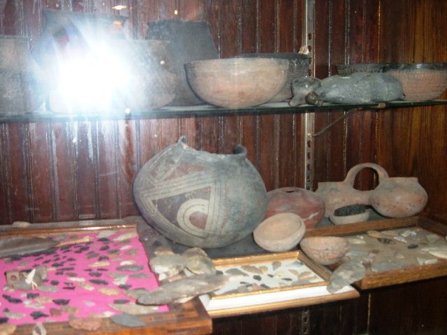 [2008+01+28+30+Pottery,+Arrowheads+and+grindstones.jpg]