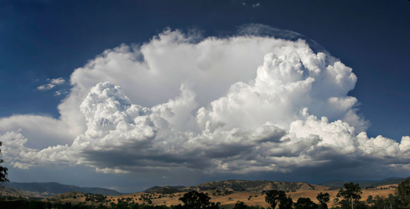 [800px-Anvil_shaped_cumulus_panorama03.jpg]