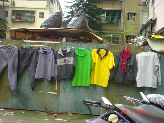 [Homeless+man's+clothes+out+to+dry.JPG]