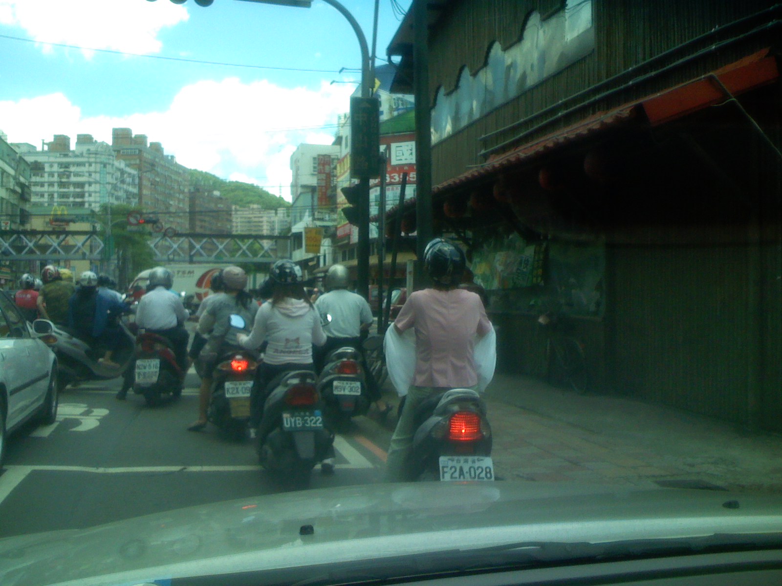[Taiwanese+scooter+drivers+wearning+jackets+backwards.JPG]
