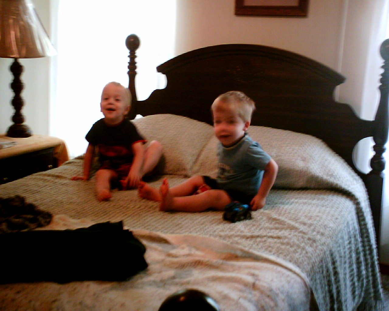 [luke+and+levi+playing+on+the+bed.JPG]