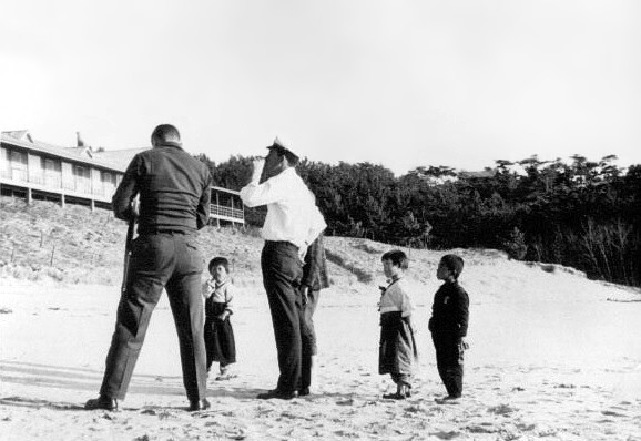 [025+-+Scaturro,+Mr.+Peters+and+children+on+the+beach.jpg]