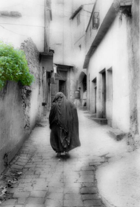 [Old-woman-in-Souika-photo-Constantine--_smgpx10001x15699x1b75114f6.jpg]