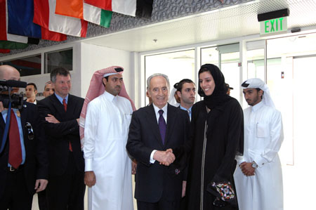 [Peres+in+Qatar3.jpg]