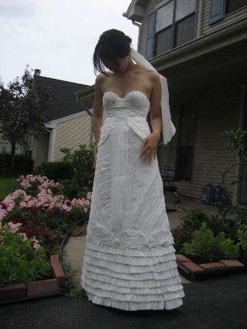 [weird+toilet+paper+wedding+dress+pleated+fr.jpg]