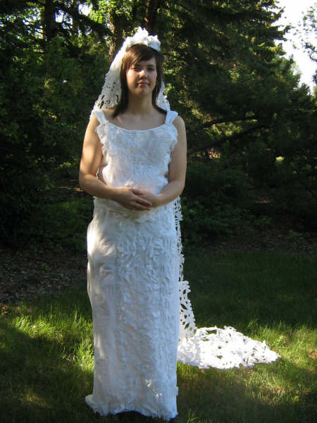 [weird+tp+wedding+dress+lacy.jpg]