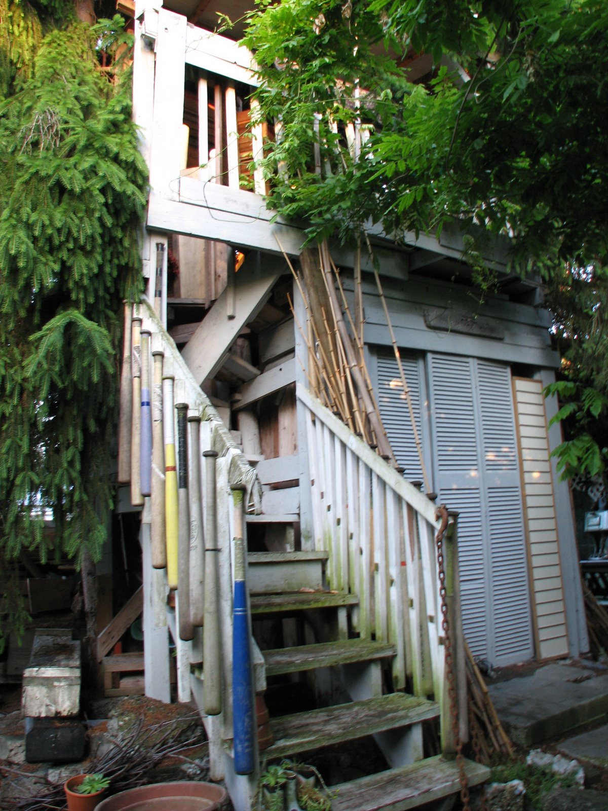 [Lisa's+backyard+treehouse+2.JPG]